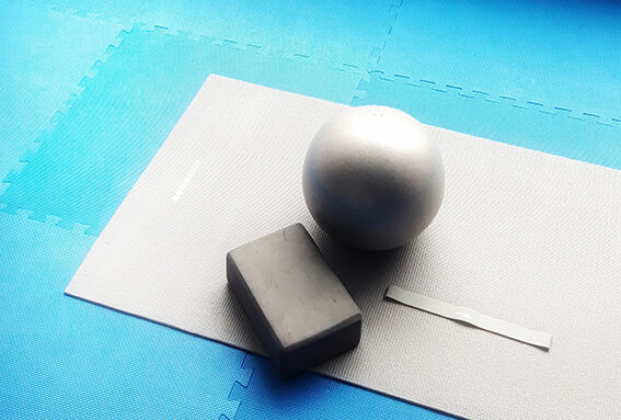 Material de Pilates con colchoneta, pelota suave y bloque preparado para la clase en Masaje y Pilates Puente de Vallecas.